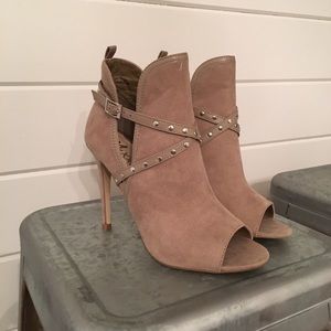 Brand New 7.5 Taupe heels